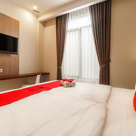 Hotel RedDoorz Plus near Lippo Mall Kemang 2 Jakarta Exterior foto