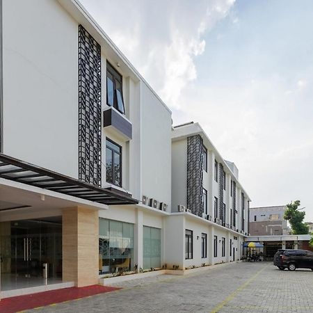 Hotel RedDoorz Plus near Lippo Mall Kemang 2 Jakarta Exterior foto