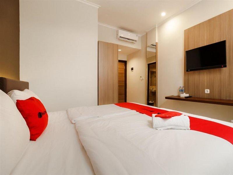 Hotel RedDoorz Plus near Lippo Mall Kemang 2 Jakarta Exterior foto