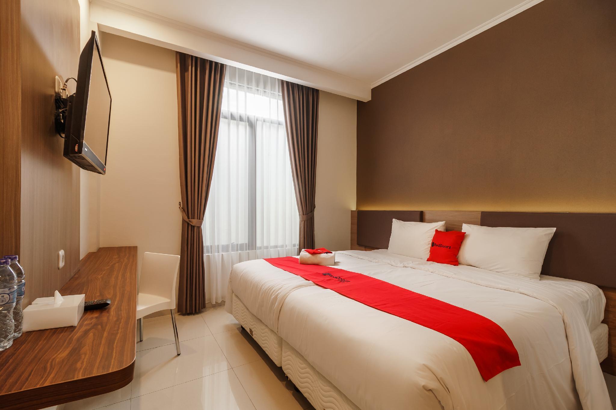 Hotel RedDoorz Plus near Lippo Mall Kemang 2 Jakarta Exterior foto