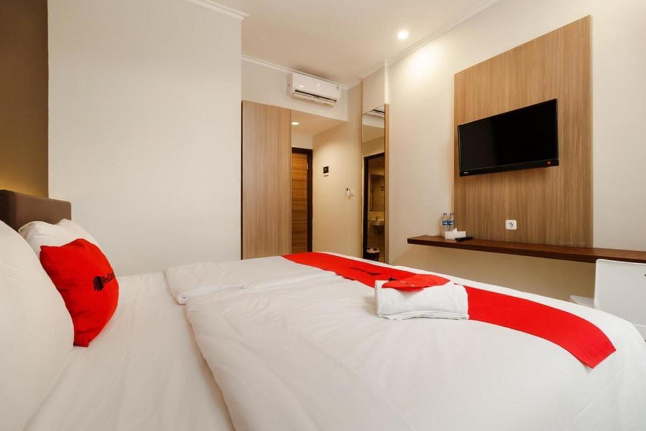 Hotel RedDoorz Plus near Lippo Mall Kemang 2 Jakarta Exterior foto