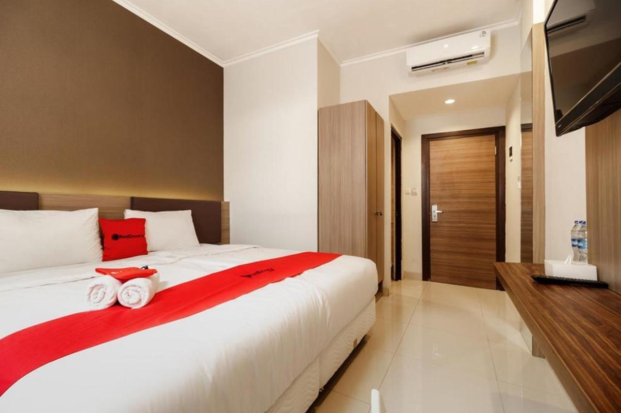 Hotel RedDoorz Plus near Lippo Mall Kemang 2 Jakarta Exterior foto