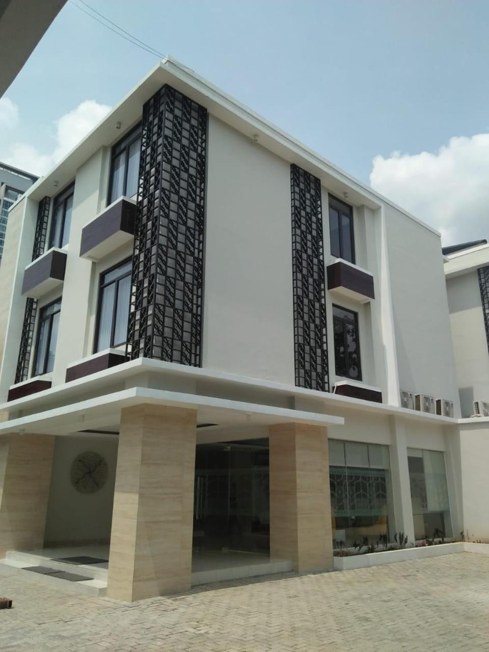 Hotel RedDoorz Plus near Lippo Mall Kemang 2 Jakarta Exterior foto