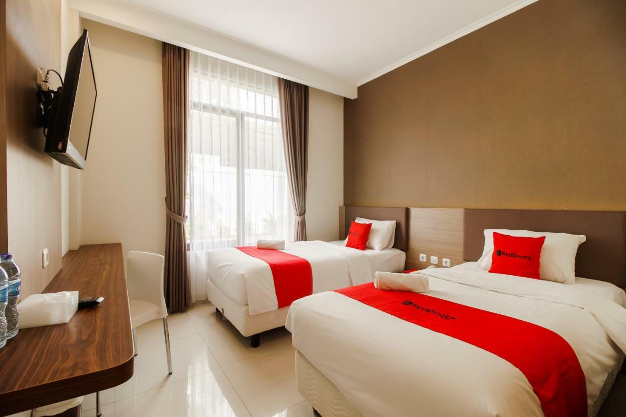 Hotel RedDoorz Plus near Lippo Mall Kemang 2 Jakarta Exterior foto