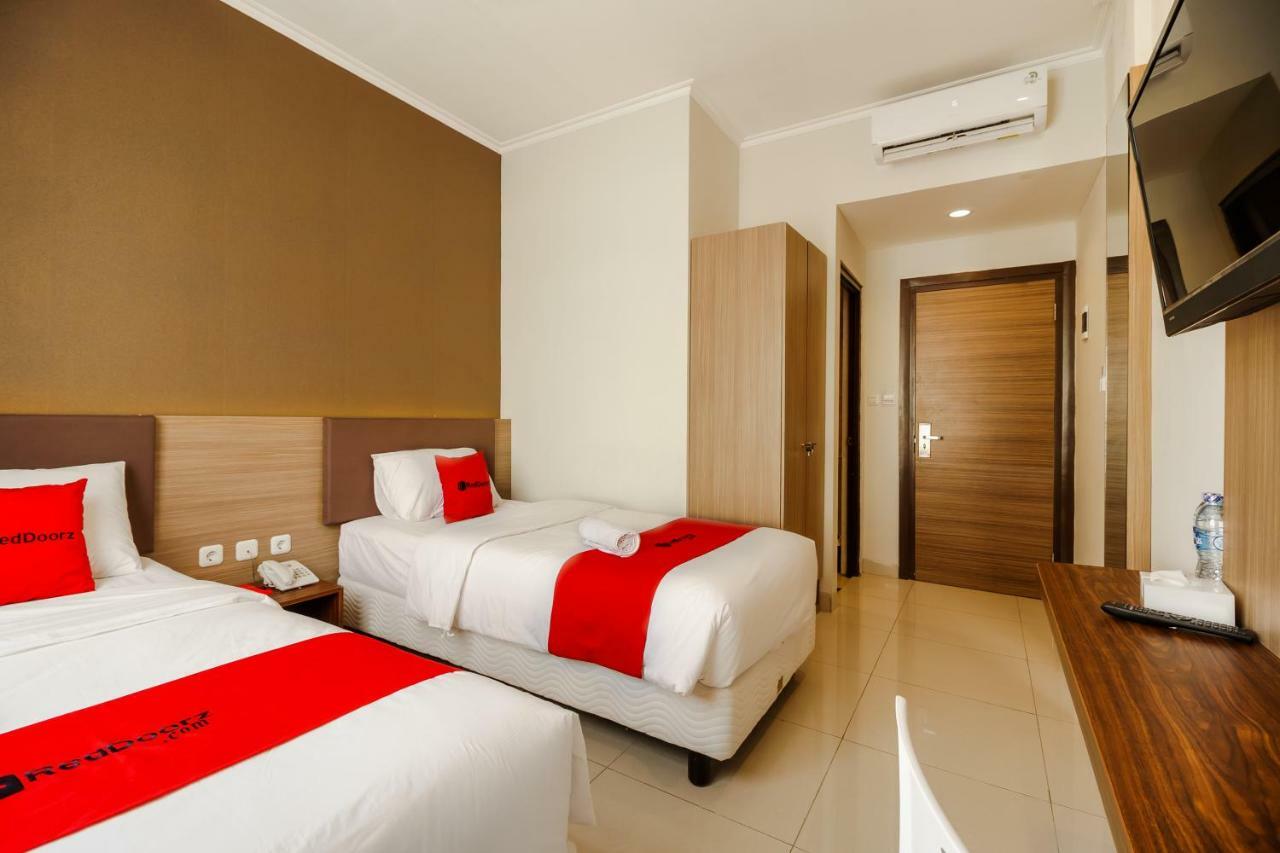 Hotel RedDoorz Plus near Lippo Mall Kemang 2 Jakarta Exterior foto