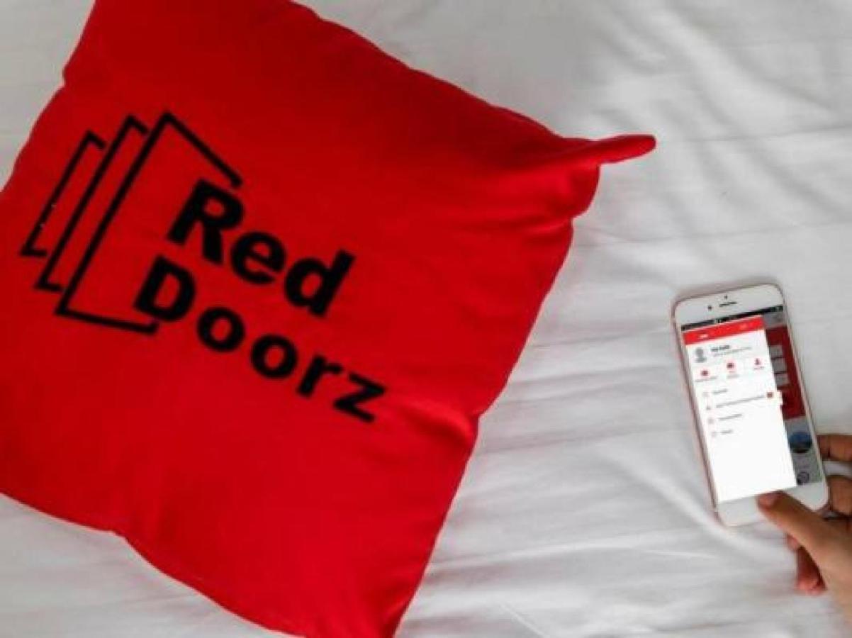 Hotel RedDoorz Plus near Lippo Mall Kemang 2 Jakarta Exterior foto