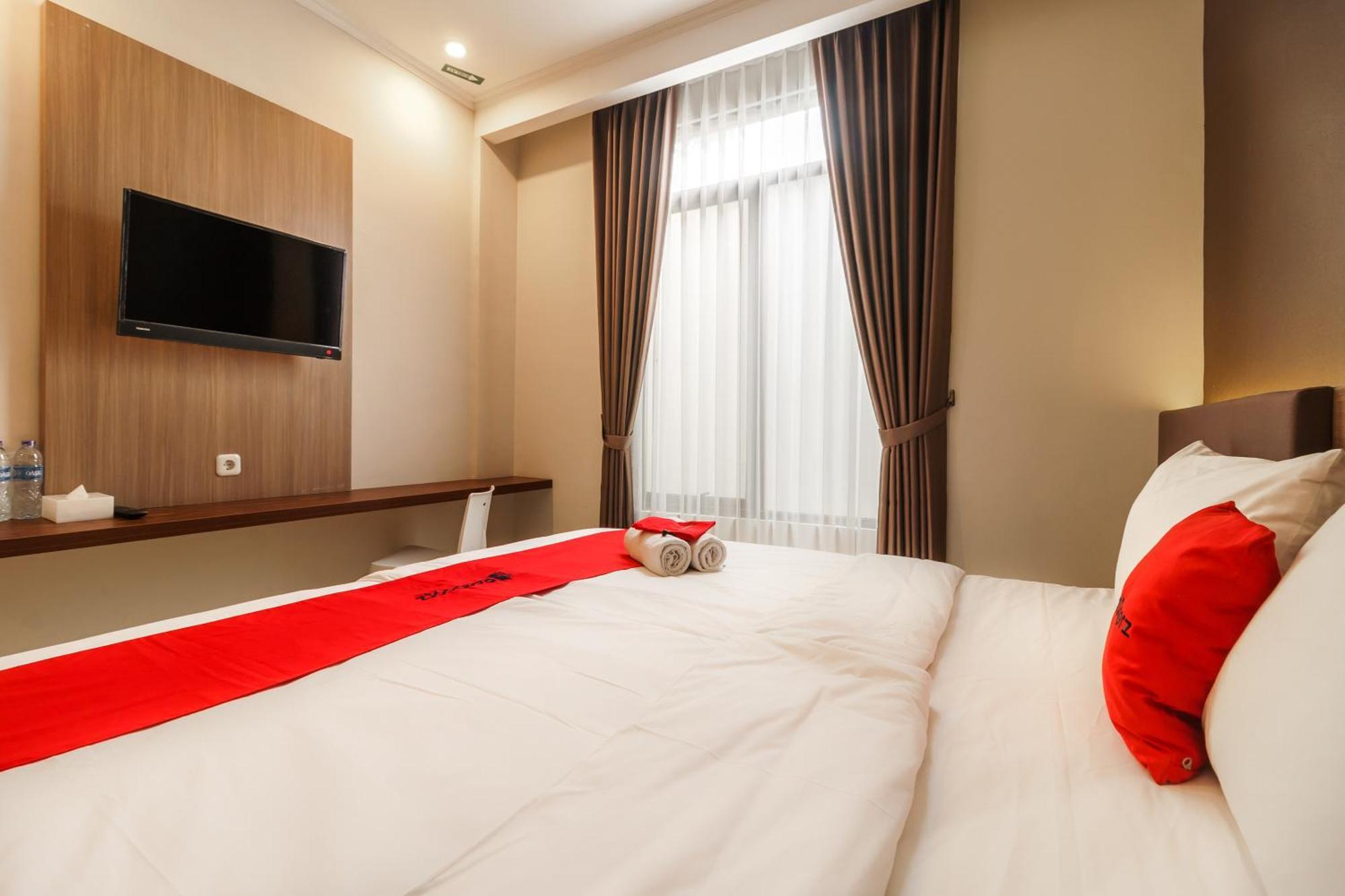 Hotel RedDoorz Plus near Lippo Mall Kemang 2 Jakarta Exterior foto