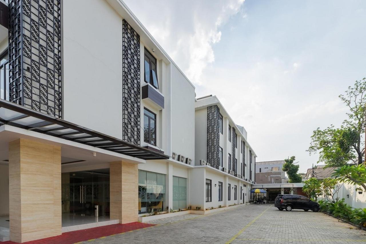 Hotel RedDoorz Plus near Lippo Mall Kemang 2 Jakarta Exterior foto